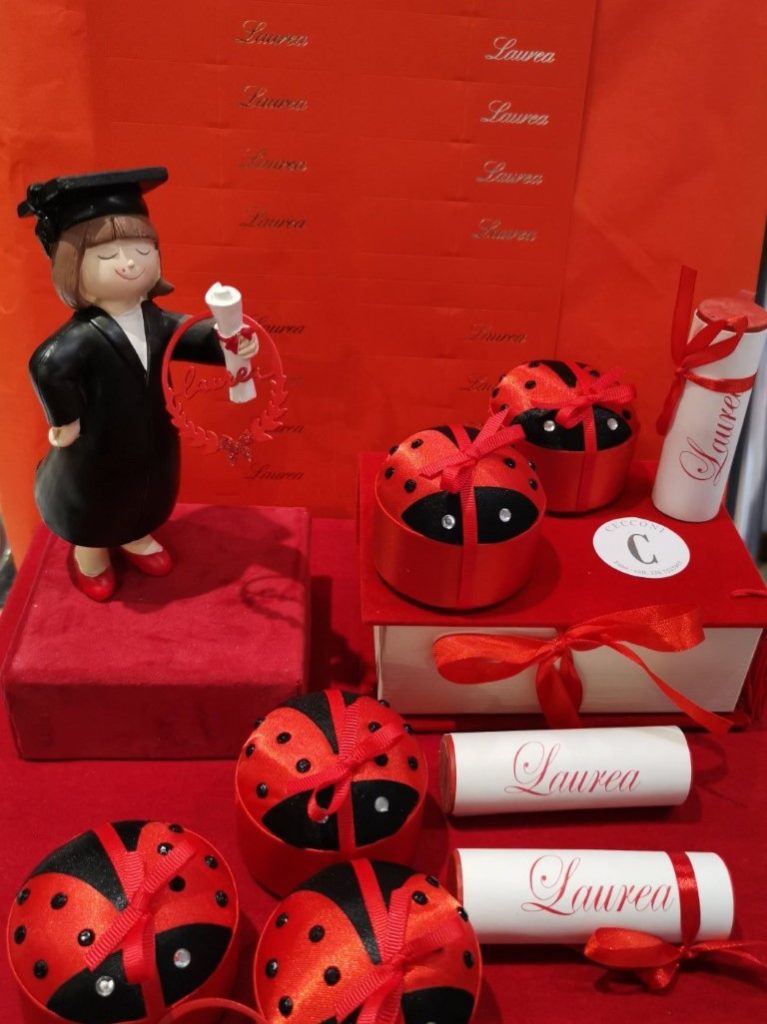 Immagine di una miniatura di una laurea con coccinelle - Cecconi Eventi