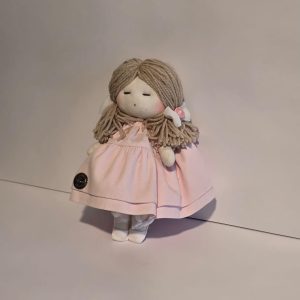 Bambola Artigianale in Abito Rosa – Collezione L’Infinito